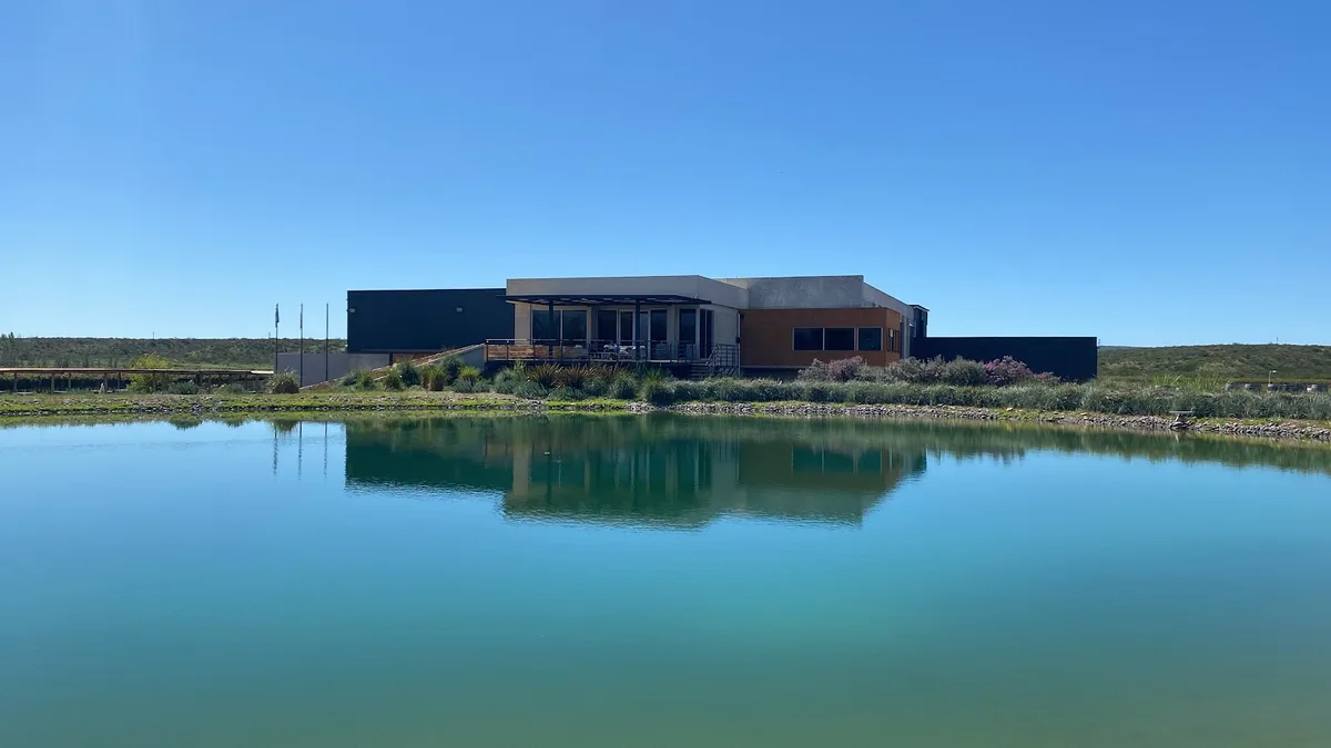 Reflejo de la bodega en laguna
